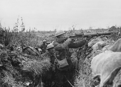 Lewis-schutter op de vuurlinie van een loopgraaf, 1916-18 door English Photographer